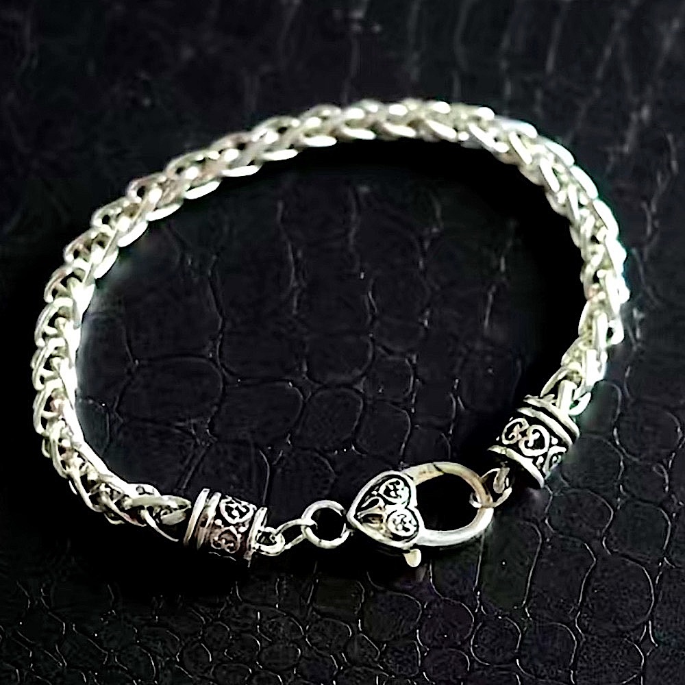 NWT 🖤 WOMEN’S 8” CHUNKY WEIGHTED WOVEN SILVER STAINLESS STEEL HEART BRACELET - Picture 2 of 7